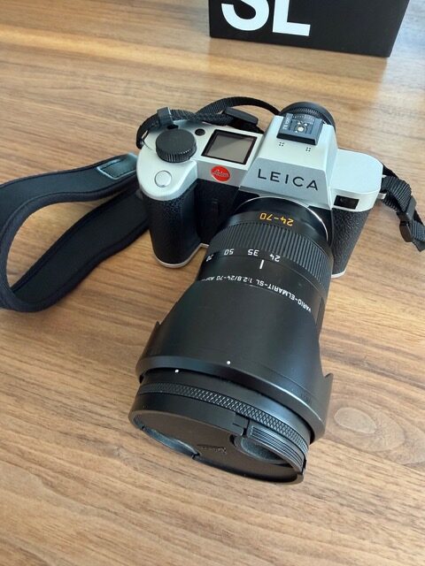 Leica SL2 silber mit Leica Vario-Elmarit-SL 24–70 mm f/2.8 ASPH.
