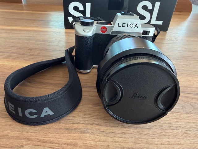 Leica SL2 silber mit Leica Vario-Elmarit-SL 24–70 mm f/2.8 ASPH.