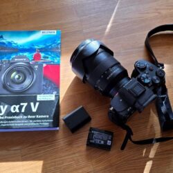 neuwertige-sony-alpha-a7-v-mit-objektiv