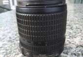 Zoom DX 18 – 105 mm mit Objektivdeckel und Sonnenblende