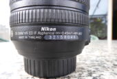 Zoom DX 18 – 105 mm mit Objektivdeckel und Sonnenblende