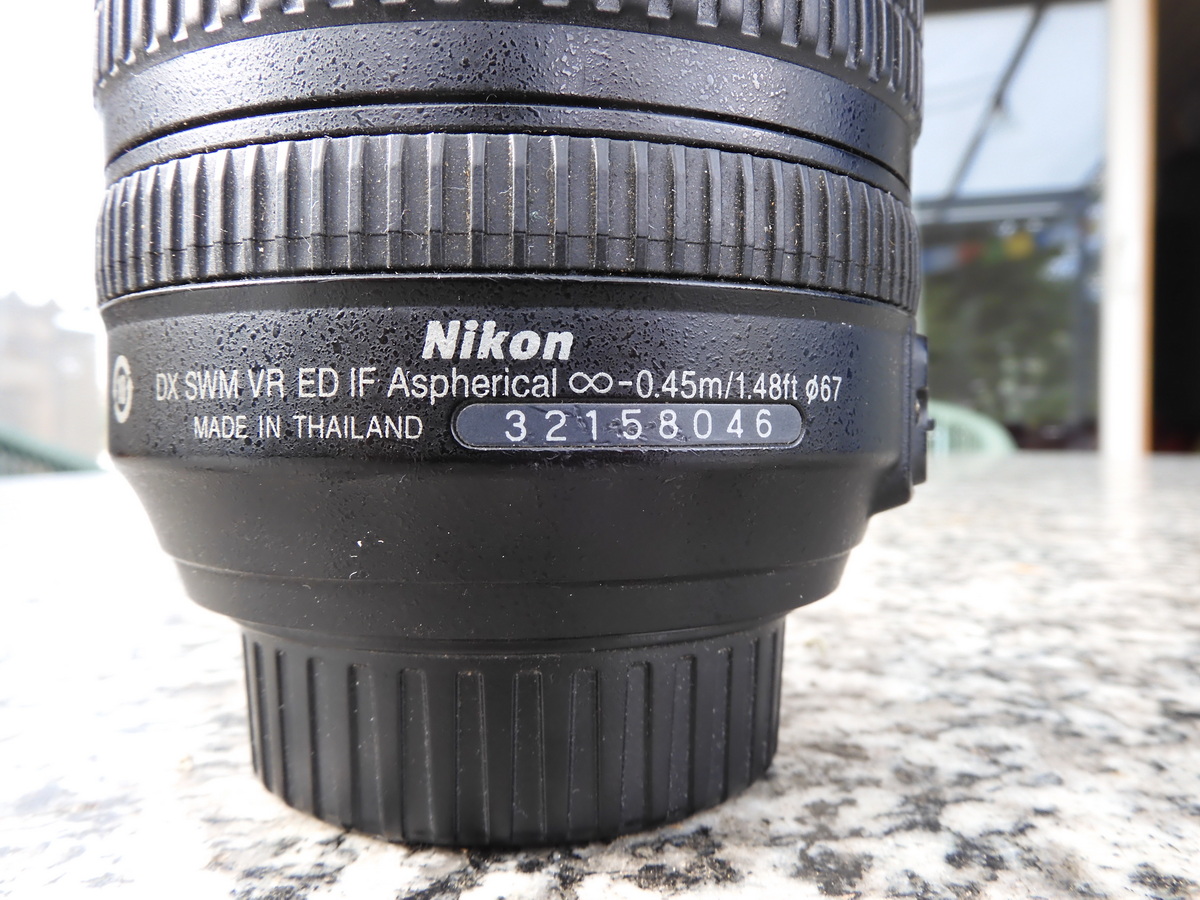 Zoom DX 18 – 105 mm mit Objektivdeckel und Sonnenblende