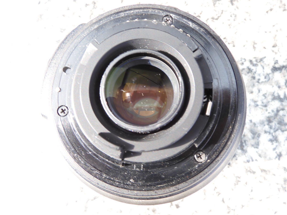 Zoom DX 18 – 105 mm mit Objektivdeckel und Sonnenblende