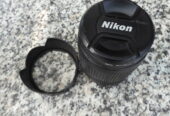 Zoom DX 18 – 105 mm mit Objektivdeckel und Sonnenblende