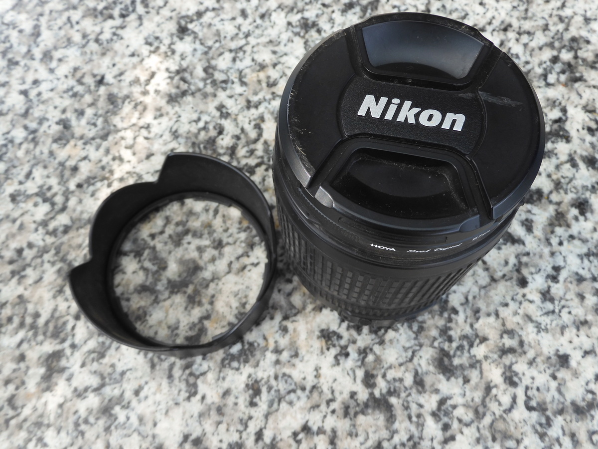 Zoom DX 18 – 105 mm mit Objektivdeckel und Sonnenblende