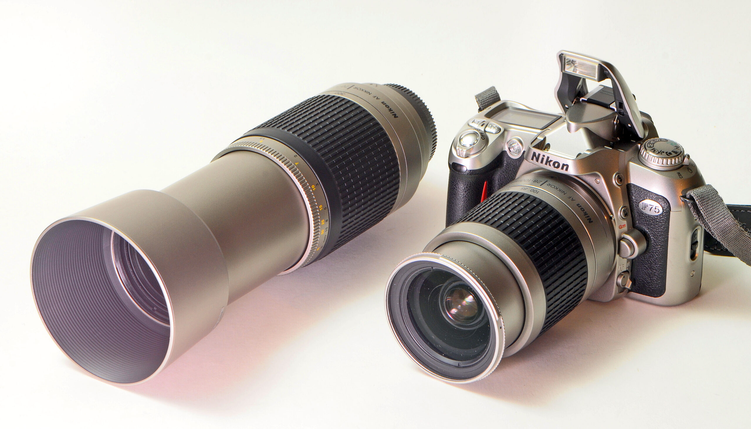 Analog-Nikon F75 fast neuwertig mit 2 Objektiven